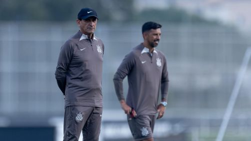 Ramón Díaz em treino comandando o Corinthians