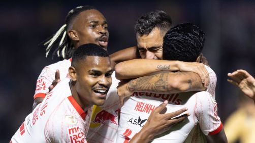 Raul, do RB Bragantino, comemora gol sobre o Athletico-PR pelo Brasileirão