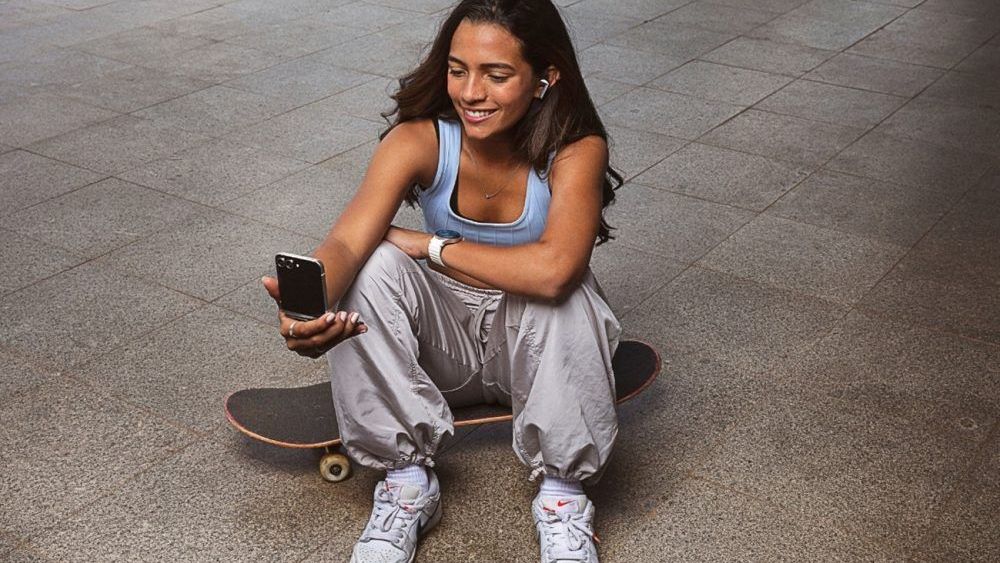 Rayssa Leal com o Samsung Flip