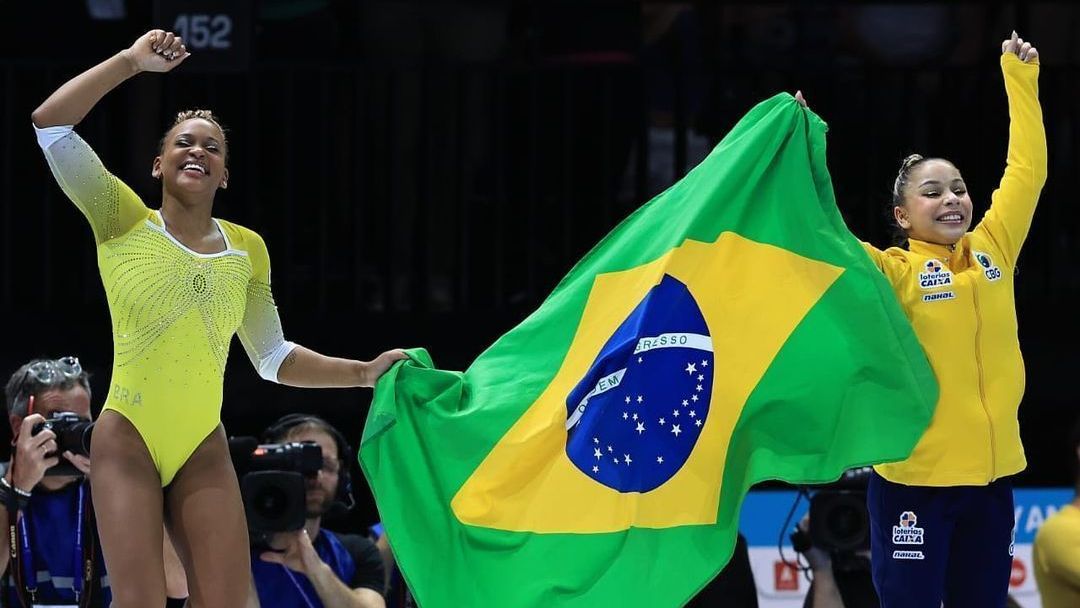 Rebeca Andrade e Flávia Saraiva comemorando dobradinha no Mundial de 2023. Dupla ficou com a prata e o bronze no solo