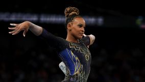 Rebeca Andrade em ação durante a final por equipes da ginástica artística em Paris 2024