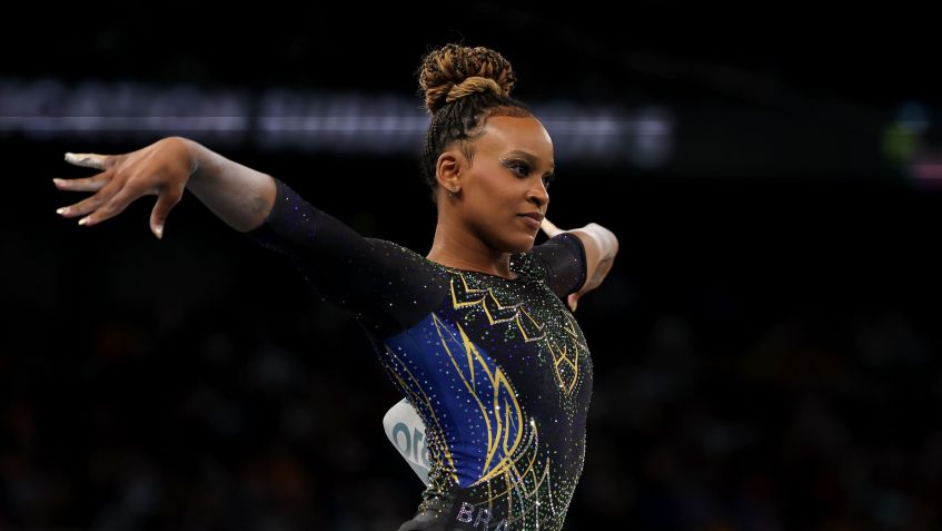 Rebeca Andrade em ação durante a final por equipes da ginástica artística em Paris 2024 / Naomi Baker/Getty Images
