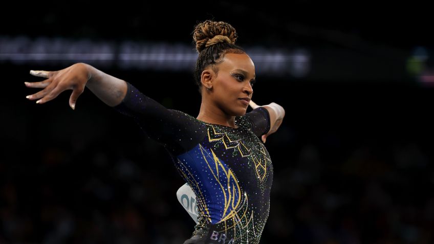 Rebeca Andrade em ação durante a final por equipes da ginástica artística em Paris 2024 / Naomi Baker/Getty Images