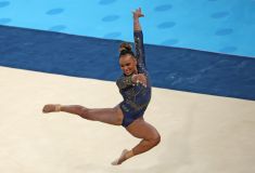 Rebeca Andrade durante disputa por equipes da ginástica artística na Olimpíada de Paris