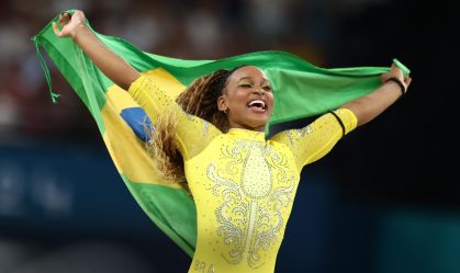 Rebeca Andrade com a bandeira do Brasil