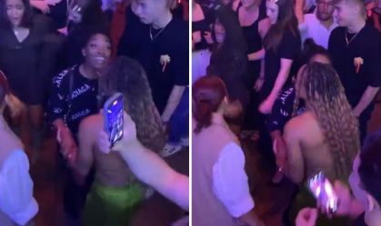 Rebeca Andrade e Simone Biles durante festa de comemoração do Mundial de Ginástica de 2023