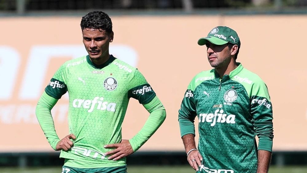 Richard Ríos e Abel Ferreira durante treino do Palmeiras