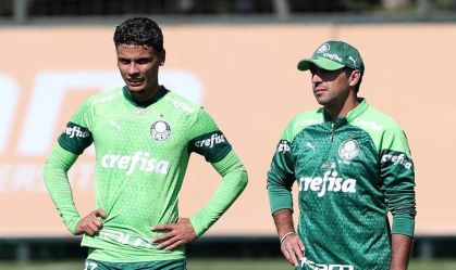 Richard Ríos e Abel Ferreira durante treino do Palmeiras