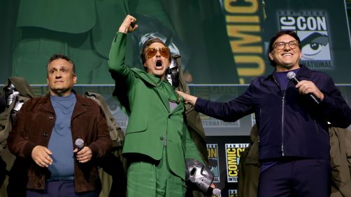 Robert Downey Jr. ao lado dos irmãos Joe e Anthony Russo falaram durante o painel da Marvel na Comic-Con, em San Diego, nos EUA