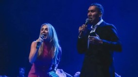 Roberto Firmino durante culto em sua igreja