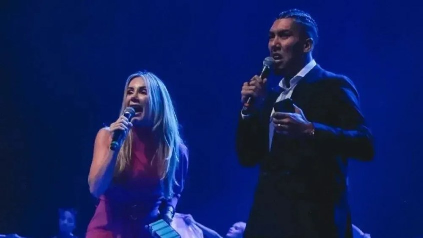 Roberto Firmino durante culto em sua igreja / Instagram/Roberto Firmino