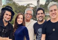 Rogério Flausino publica foto rara com o pai e os irmãos