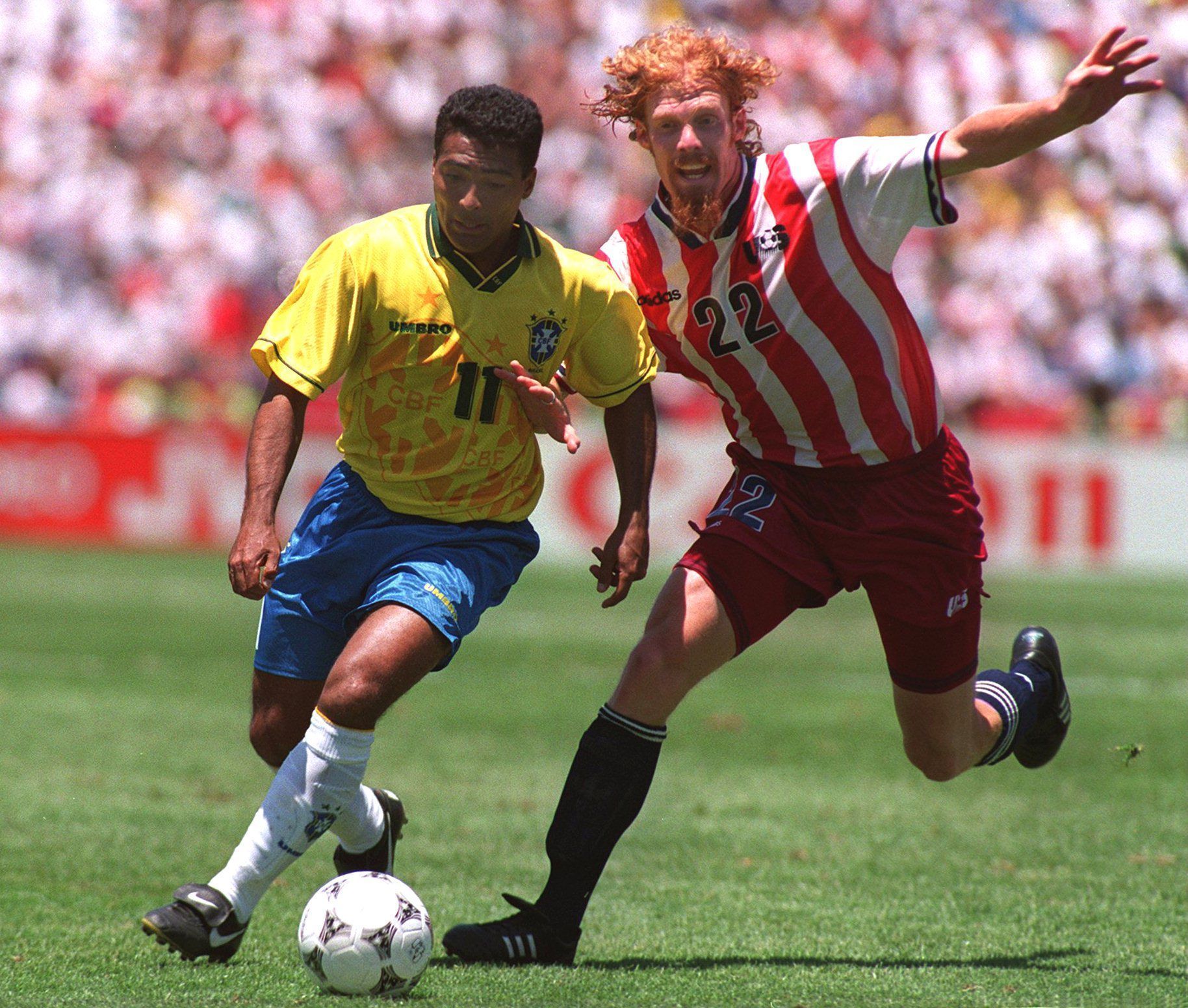 Romário é marcado por Alexi Lalas durante o duelo entre Brasil e Estados Unidos / Chris Cole/ALLSPORT