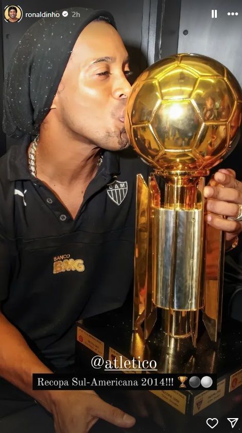 Ronaldinho beija a taça da Recopa Sul-Americana / Reprodução/Instagram Ronaldinho