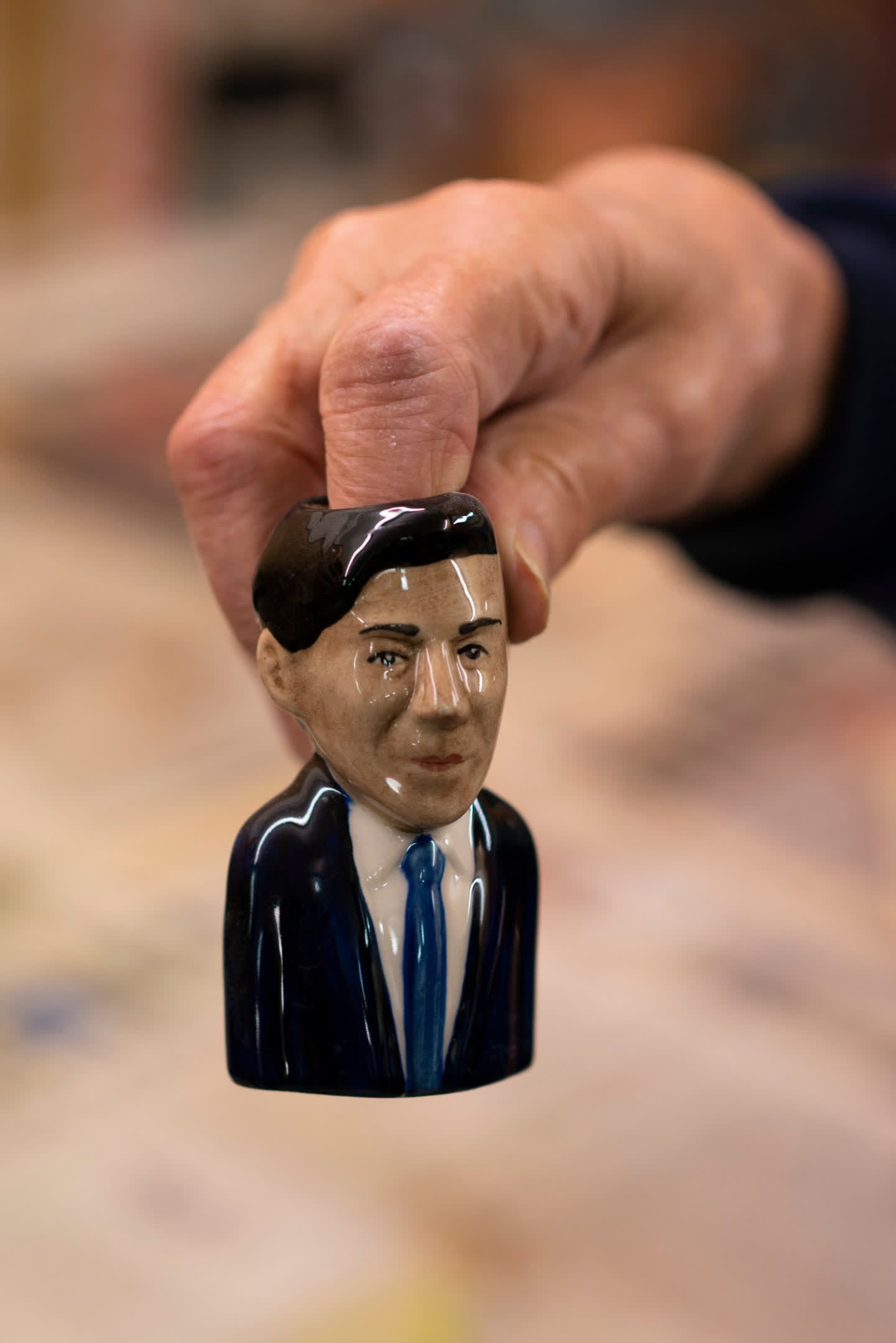 Bairstow segura uma de suas criações: uma mini jarra de cerâmica representando Rishi Sunak / Sarah Tilotta/CNN