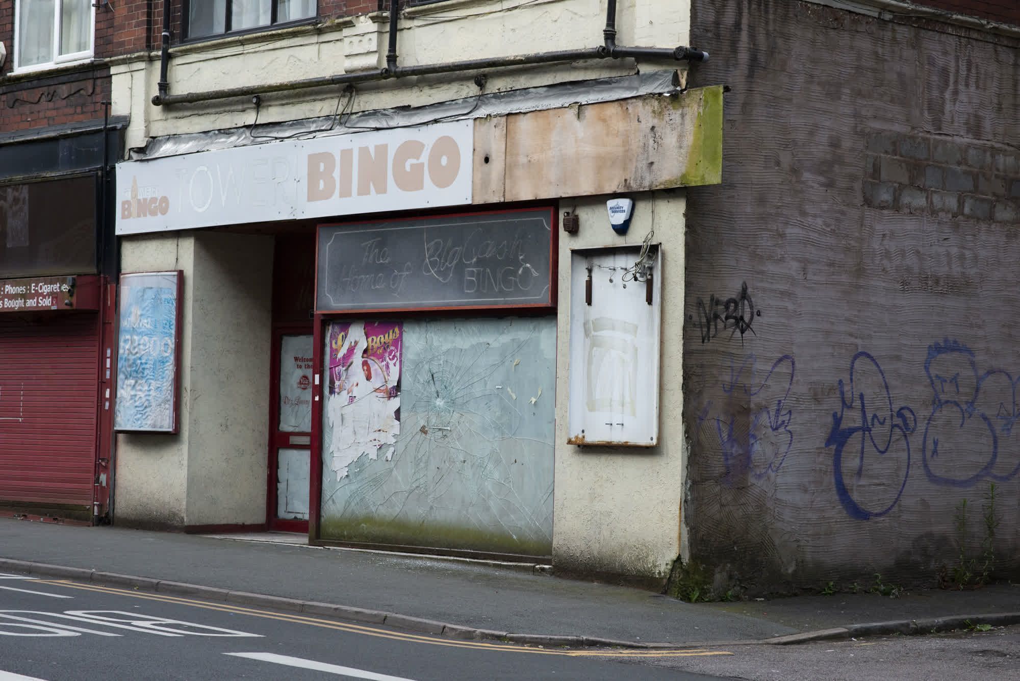 Uma loja decadente na rua principal de Tunstall, uma das seis cidades de Stoke, na Inglaterra / Sarah Tilotta/CNN