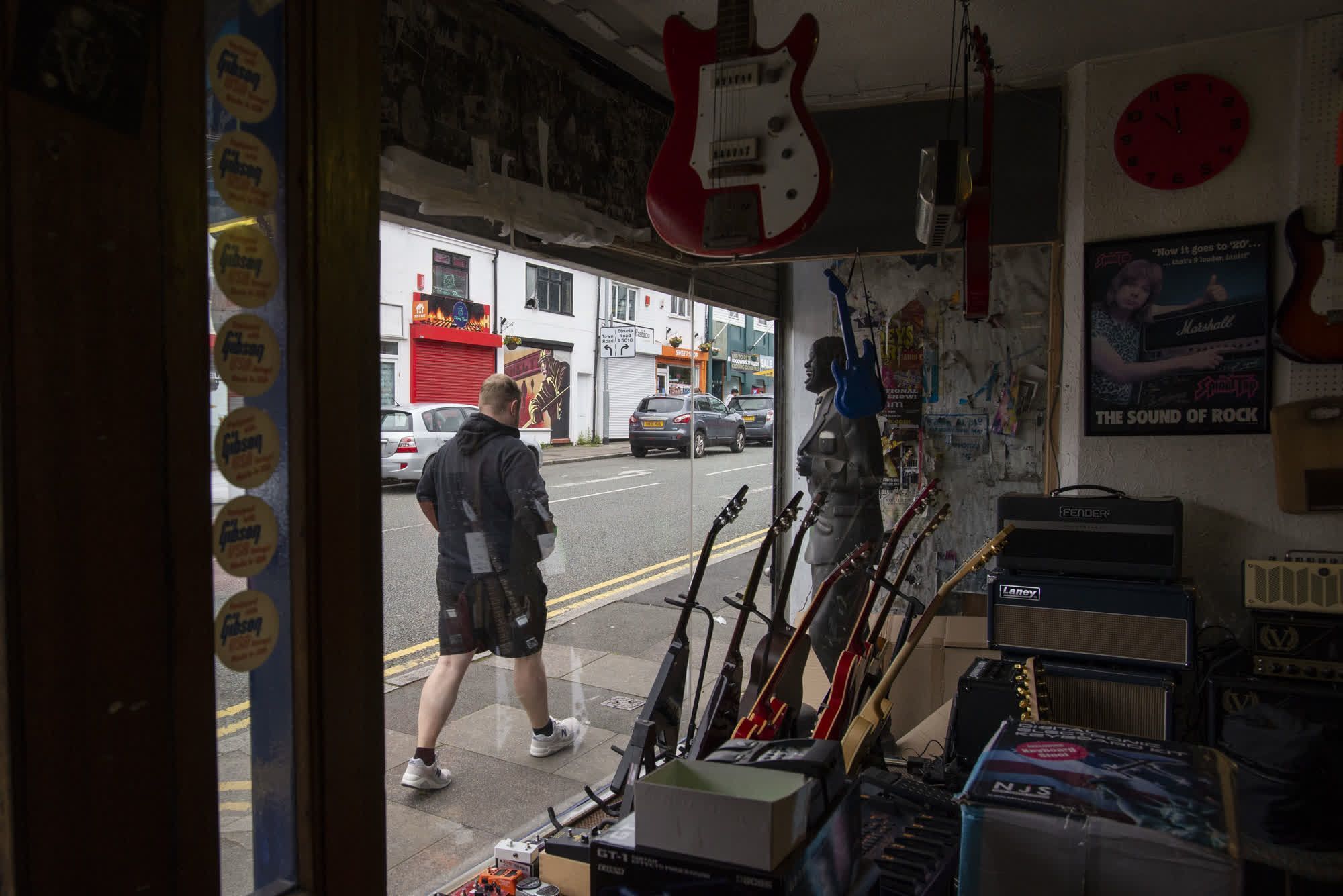 Uma vista de dentro de uma loja de música na Hope Street em Hanley, um dos poucos negócios abertos ao meio-dia de uma terça-feira / Sarah Tilotta/CNN