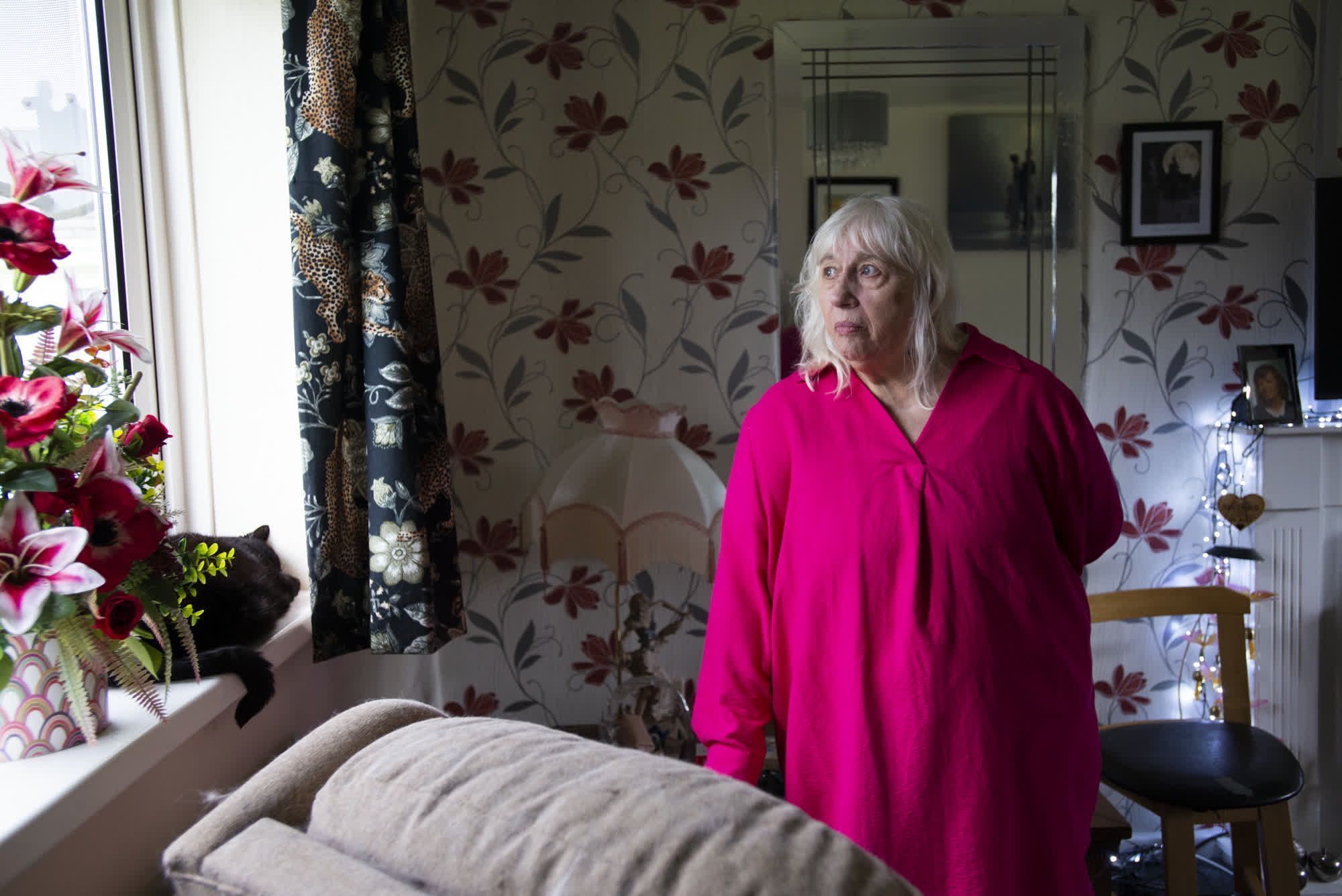 June Cartwright em sua casa em Burslem. Cartwright lidera um grupo comunitário na cidade desde 2011. “Eles não recebem ajuda do topo”, ela diz sobre seus vizinhos / Sarah Tilotta/CNN