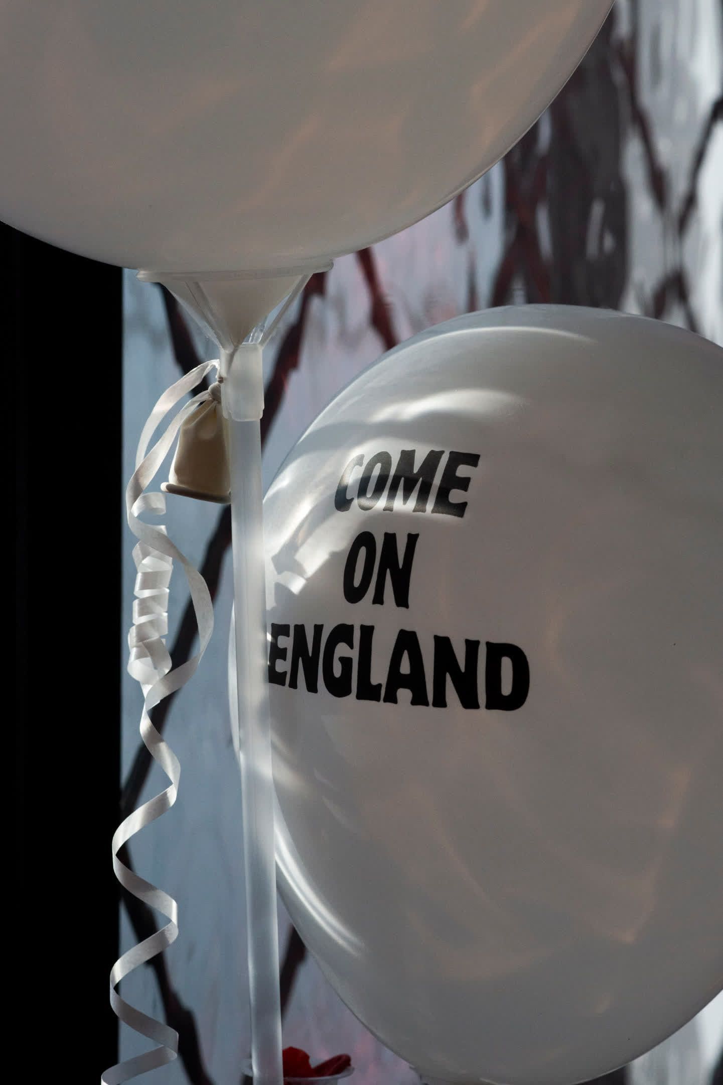 Decorações adornam o pub The Tavern em Tunstall enquanto a seleção inglesa de futebol participa do campeonato Eurocopa 2024 / Sarah Tilotta/CNN