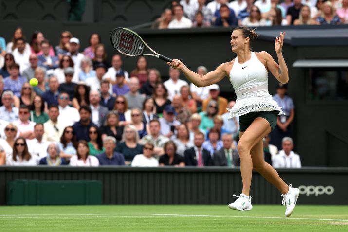 Aryna Sabalenka usando short na cor preta por baixo do tradicional branco / Patrick Smith/Getty
