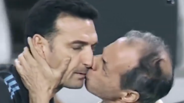 Scaloni é beijado pelo roupeiro da Seleção Argentina, Mario Di Stéfano