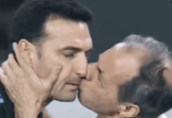 Técnico da Argentina é beijado por colega e brinca: 