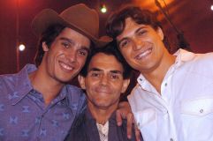Thommy Schiavo (esq.) interpretou Leandro em especial sobre a vida de Leandro e Leonardo