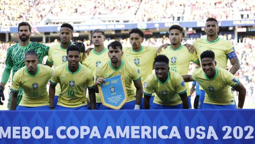 Seleção Brasileira antes e entrar em campo contra Colômbia pela fase de grupos da Copa América