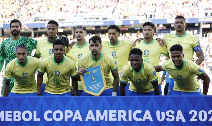 Seleção Brasileira antes e entrar em campo contra Colômbia pela fase de grupos da Copa América