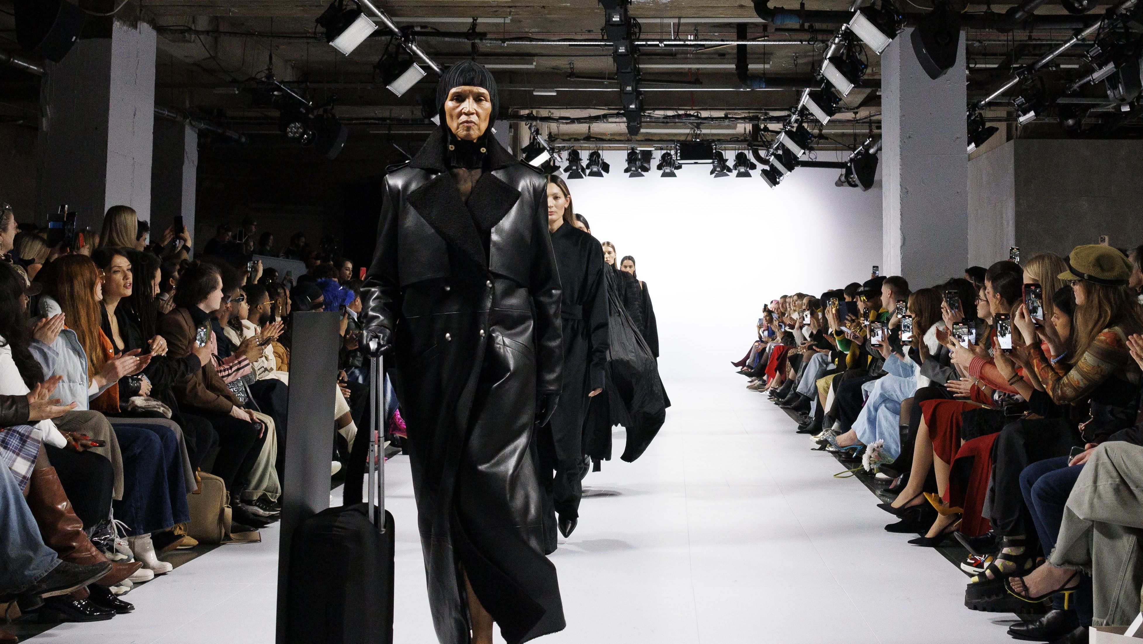 Modelos desfilam na Semana de Moda da Ucrânia durante a Semana de Moda de Londres, em fevereiro