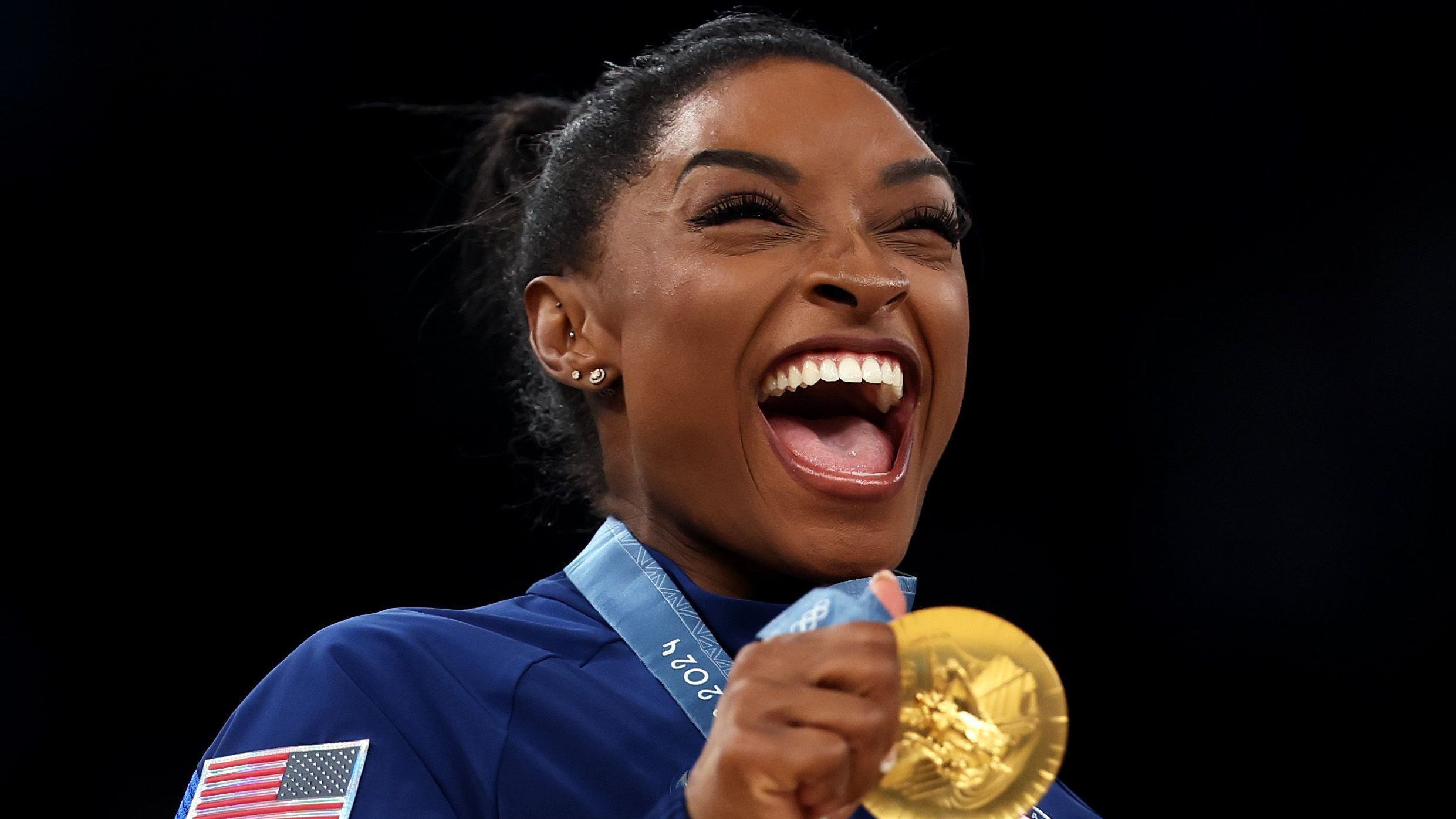 Simone Biles com a medalha de ouro da Olimpíada de Paris na ginástica artística feminina por equipes