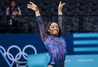 Paris 2024: Simone Biles brilha na ginástica, mas sente dores antes da final