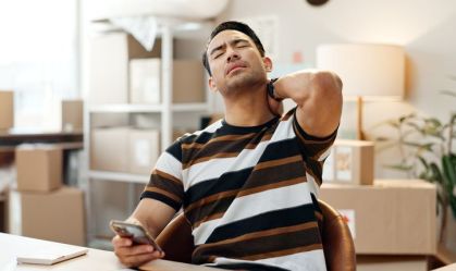 Usar celular em excesso pode adicionar até 27 kg à coluna; entenda