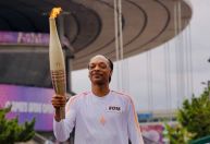 Paris 2024: Snoop Dogg carrega Tocha Olímpica antes da abertura
