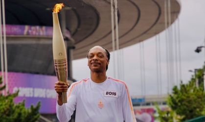 Paris 2024: Snoop Dogg carrega Tocha Olímpica antes da abertura