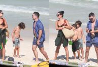 Após boatos de affair com Xamã, Sophie Charlotte curte praia com ex e filho
