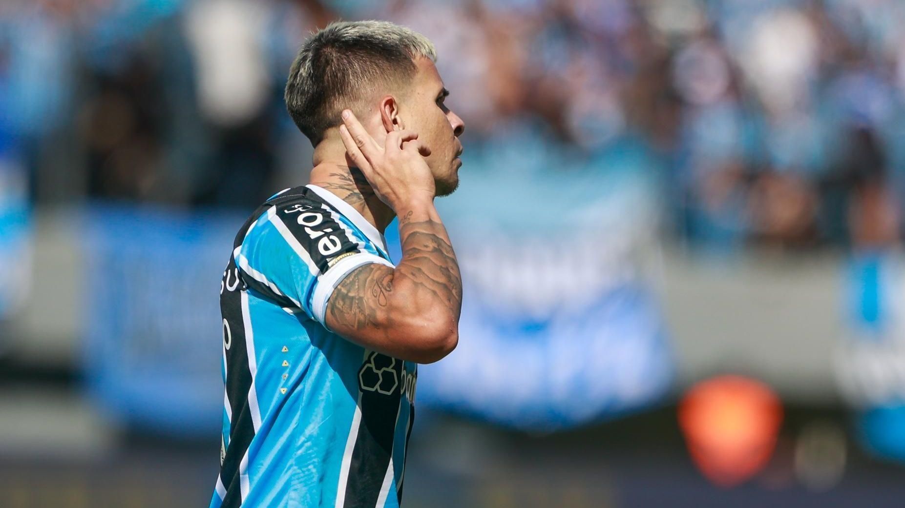 Soteldo comemora o gol do Grêmio diante do Vitória, em Caxias do Sul