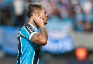 Grêmio bate o Vitória e volta a vencer no Brasileiro após quase um mês