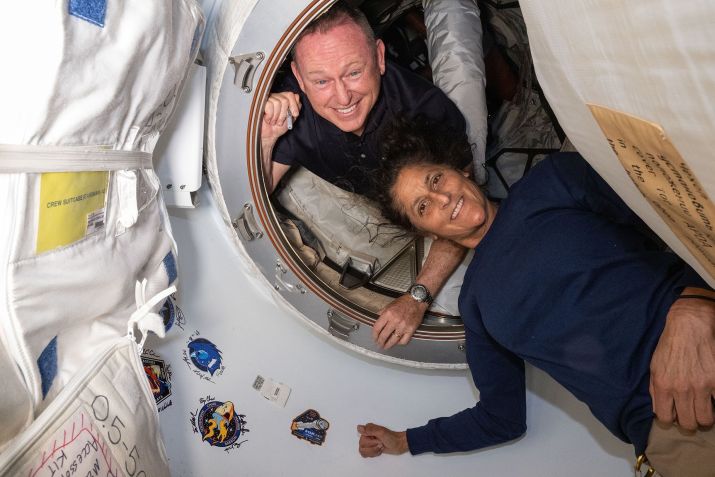 Os astronautas Butch Wilmore (esq.) e Suni Williams, que fizeram o primeiro voo da Starliner e agora estão presos no espaço até 2025 • Nasa