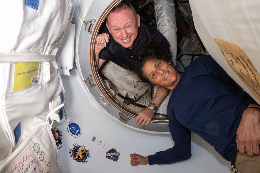 Os astronautas Butch Wilmore (esq.) e Suni Williams, que fizeram o primeiro voo da Starliner e agora estão presos no espaço até 2025 • Nasa