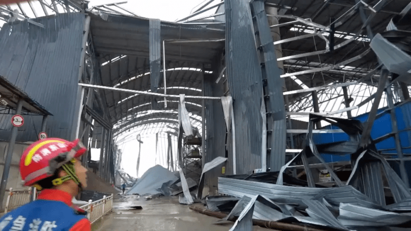 O tornado deixou pelo menos cinco pessoas mortas e danificou milhares de casas / CCTV