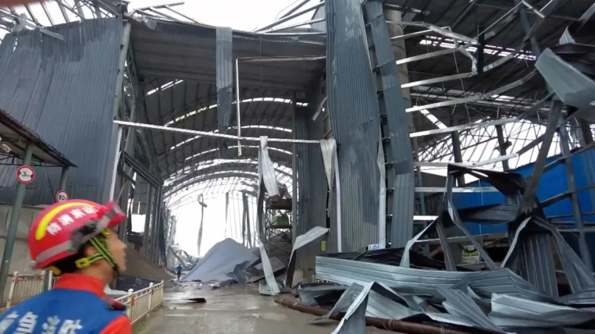 O tornado deixou pelo menos cinco pessoas mortas e danificou milhares de casas / CCTV