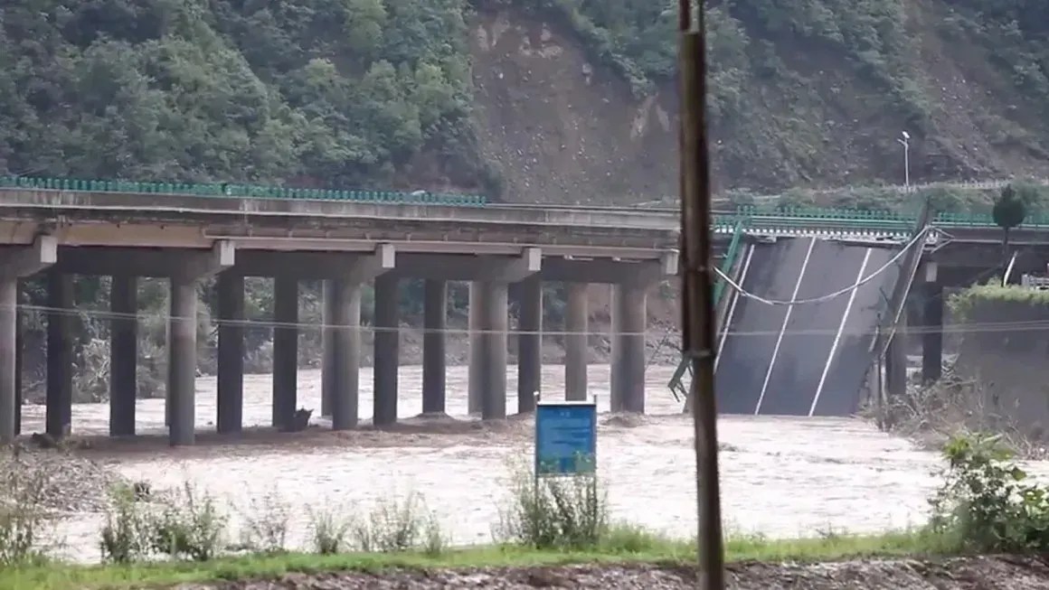 Imagem mostra uma ponte parcialmente desabada na província de Shanxi, no norte da China