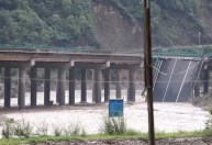Ponte desaba na China e deixa 12 mortos e mais de 30 desaparecidos, diz mídia estatal