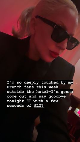 “Estou profundamente emocionada com meus fãs franceses esta semana toda do lado de fora do hotel. Vou sair e me despedir hoje à noite com alguns segundos de #LG7”, escreveu em inglês / Instagram/Lady Gaga