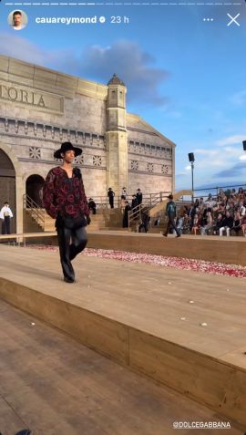 Cauã Reymond filmou parte do desfile em suas redes / Instagram/Cauã Reymond