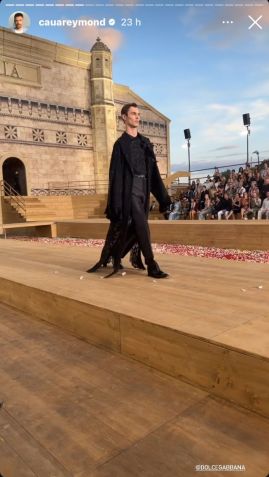 Cauã Reymond filmou parte do desfile em suas redes / Instagram/Cauã Reymond