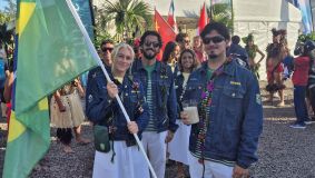 Atletas do Brasil acompanham a cerimônia de abertura no Taiti