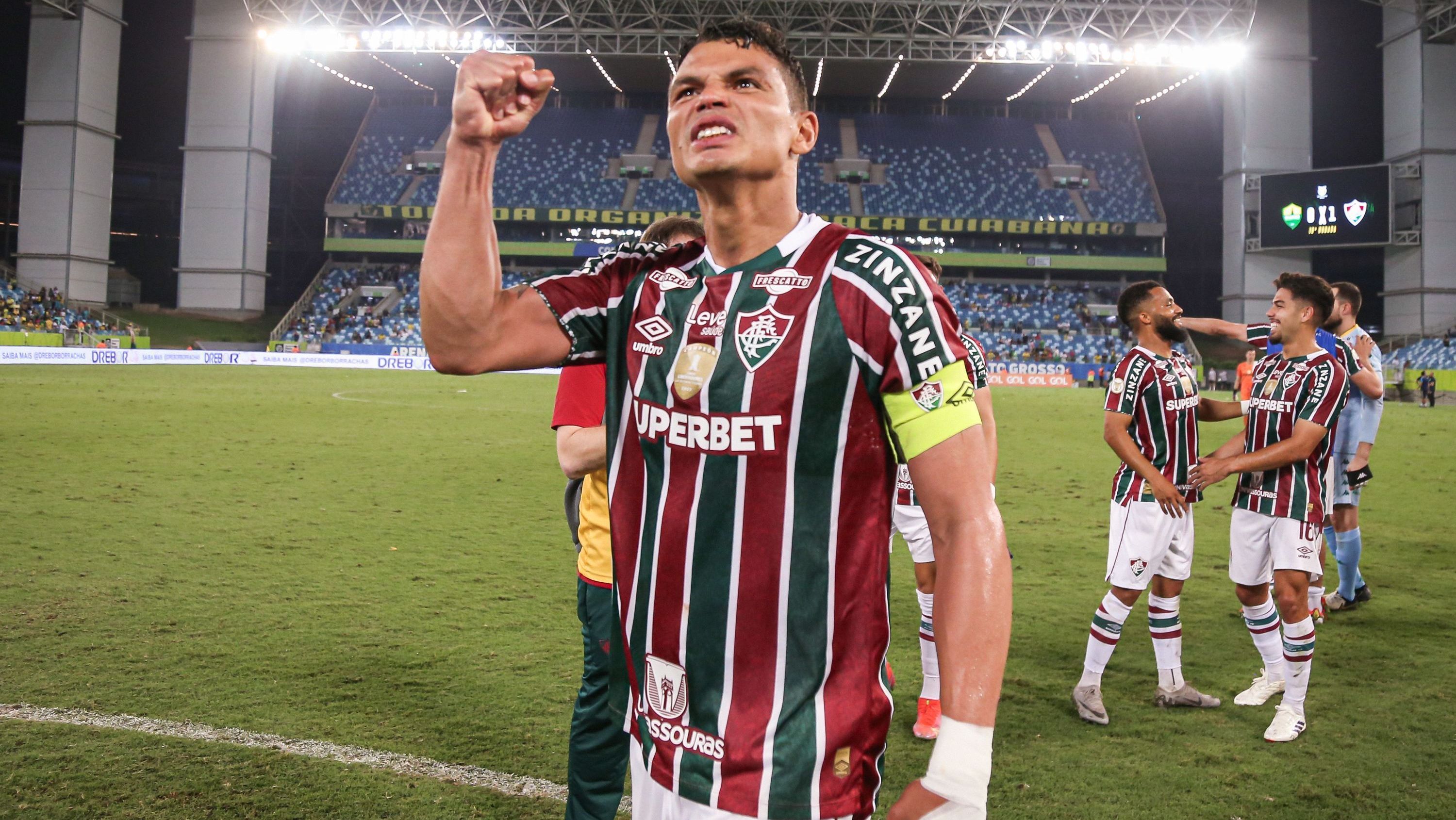 Thiago Silva comemora vitória em sua reestreia pelo Fluminense