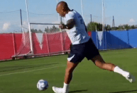 Aos 46, Thierry Henry esbanja habilidade em treino da França; vídeo